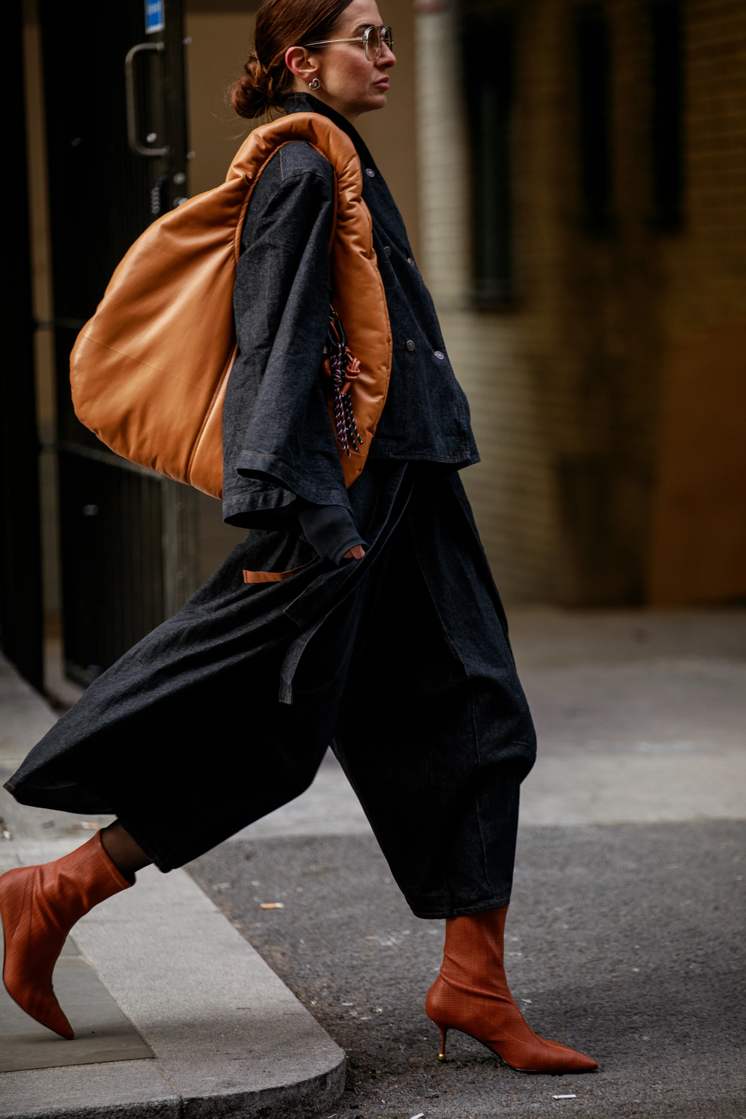 New York Pillow Bag Amber - Image 2
