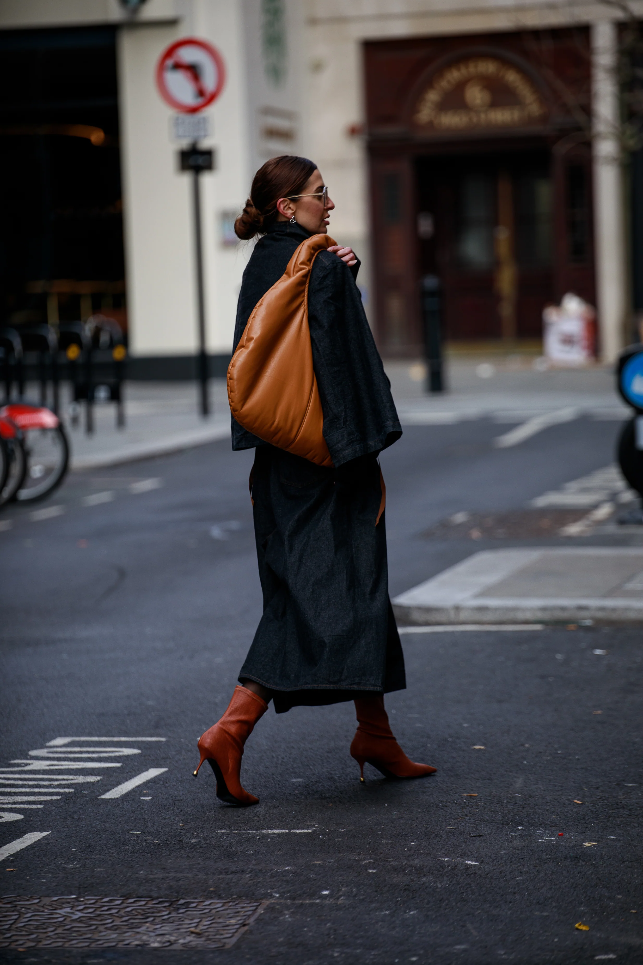New York Pillow Bag Amber - Image 3